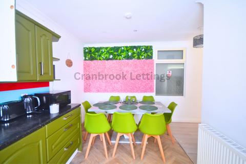 5 bedroom detached house to rent, Ilford, IG2