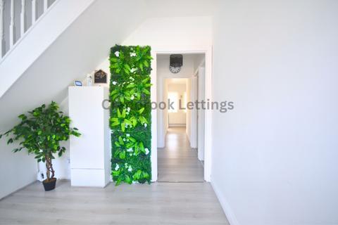 5 bedroom detached house to rent, Ilford, IG2