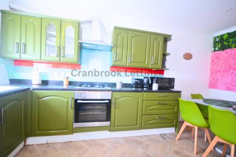 5 bedroom detached house to rent, Ilford, IG2