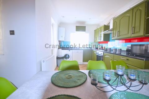 5 bedroom detached house to rent, Ilford, IG2