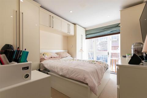 3 bedroom apartment to rent, Guilford Street, London