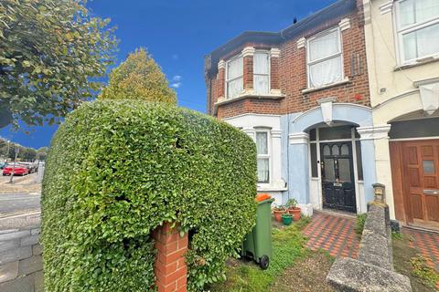 2 bedroom flat to rent, Sheringham Avenue, London, E12