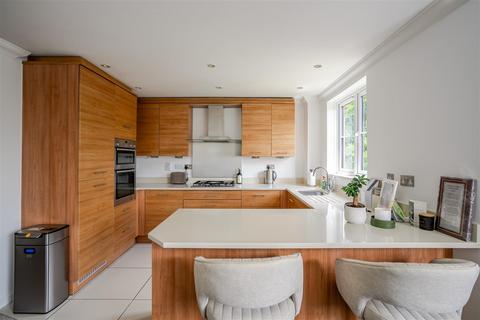 Flat 7, Chasemount Snows Ride, Windlesham, GU20 6LN
