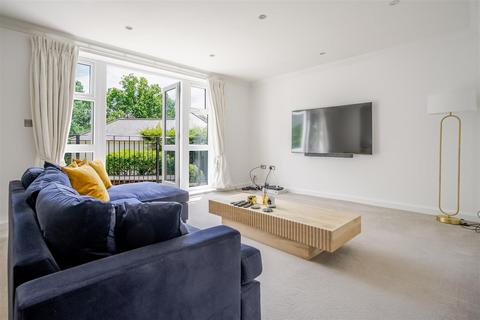 Flat 7, Chasemount Snows Ride, Windlesham, GU20 6LN