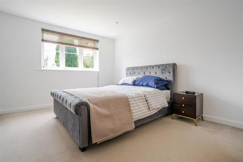 Flat 7, Chasemount Snows Ride, Windlesham, GU20 6LN