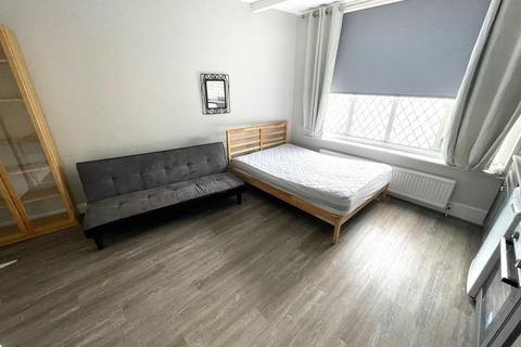Studio to rent, Woodland Way, Mill Hill, NW7