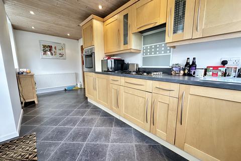 3 bedroom semi-detached house for sale, Links Road, North Shore FY1