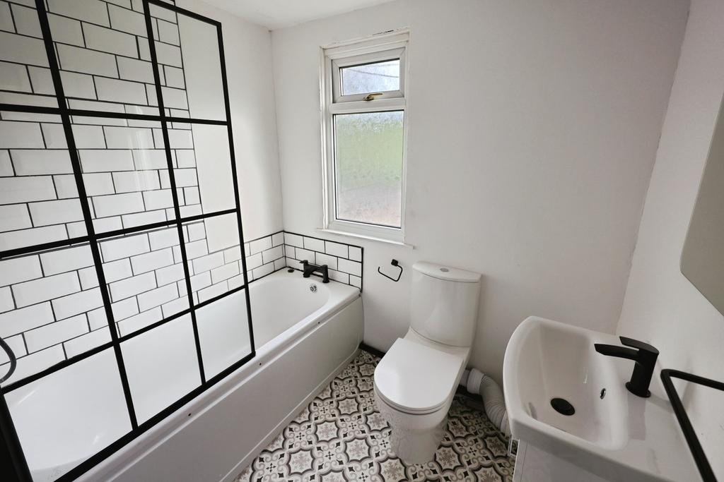 Pbox-bathroom-335494.JPG