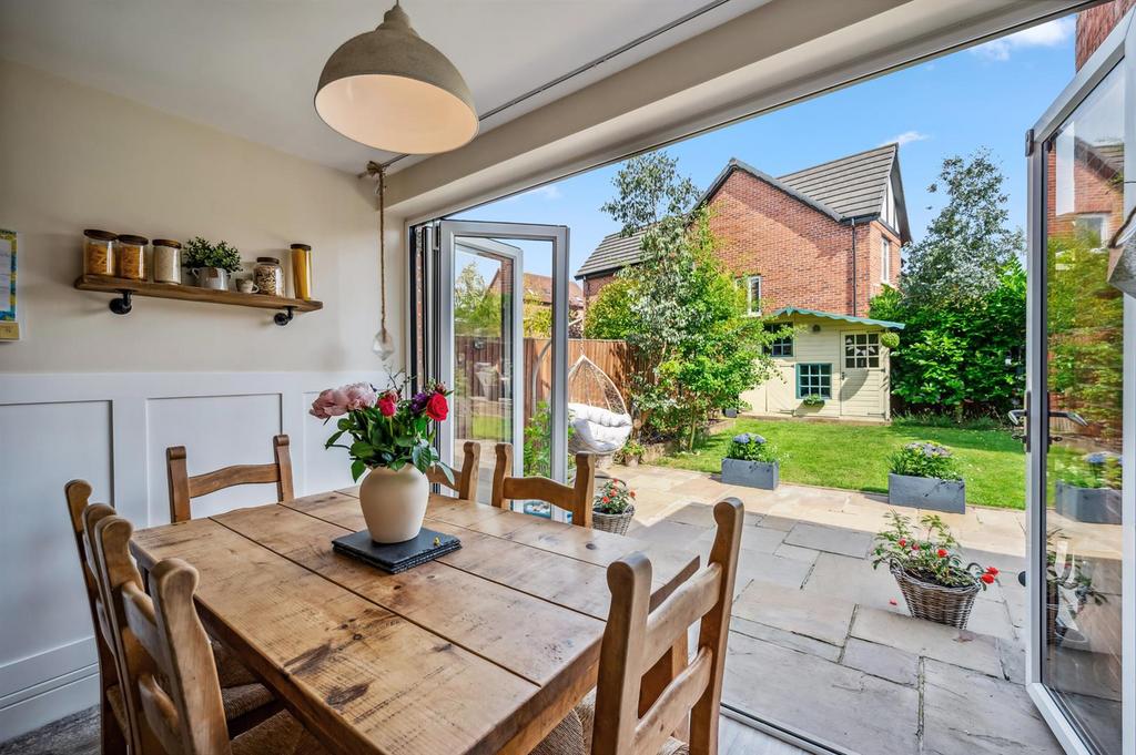 Dining area to garden.jpg
