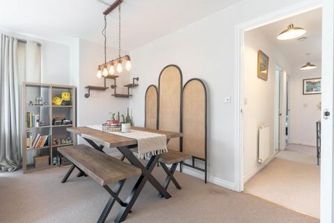 2 bedroom flat for sale, Chambers Drive, Cambridge, CB4