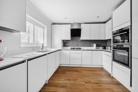 4 Broomfield, Binfield, Bracknell, RG42 4AQ
