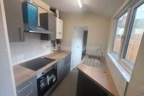 2 bedroom terraced house to rent, Cross St, Lincoln