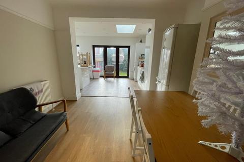 1 bedroom in a house share to rent, Balnacraig Avenue