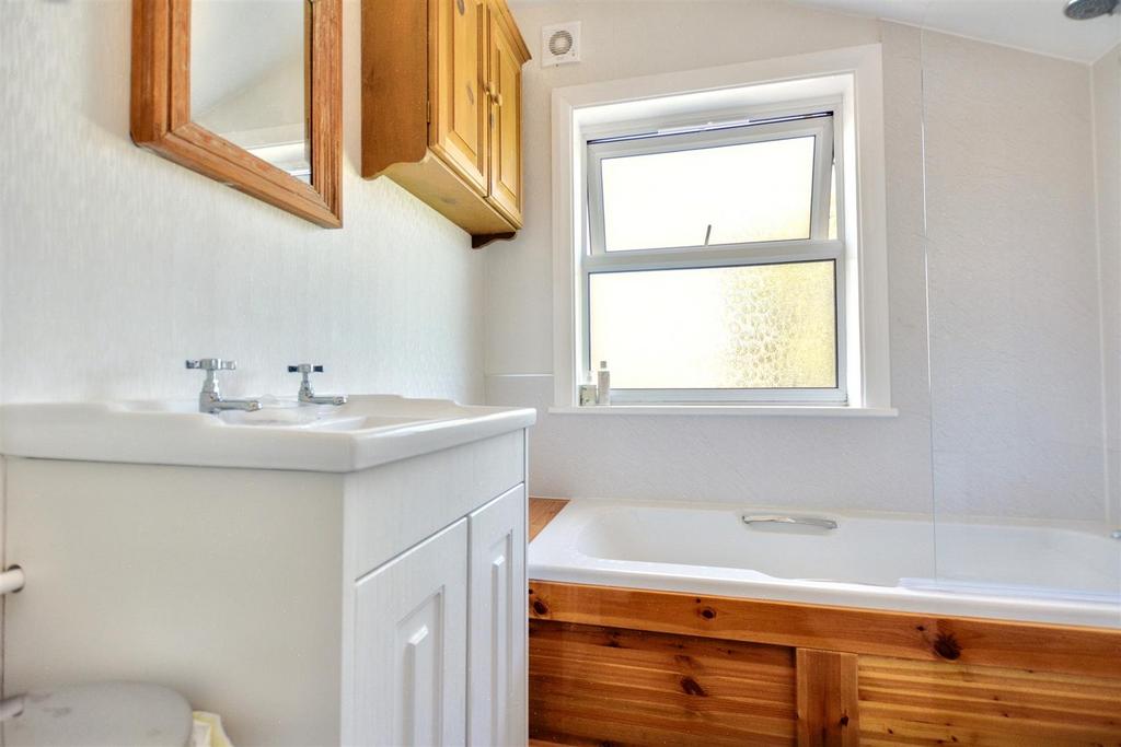 Bathroom 1.jpeg
