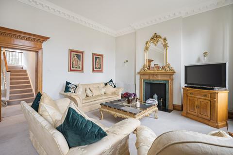 3 bedroom flat for sale, Petersham Road, Richmond, Surrey