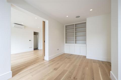 92 Copse Hill, London, SW20 0NN
