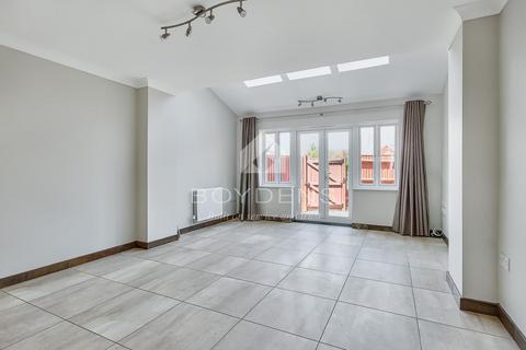 3 bedroom terraced house to rent, Gratian Close, Colchester CO4
