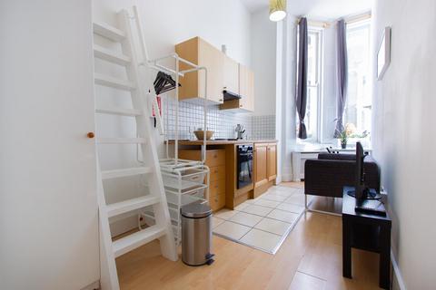 Studio to rent, Penywern Road, London SW5