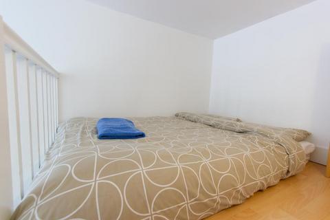 Studio to rent, Penywern Road, London SW5