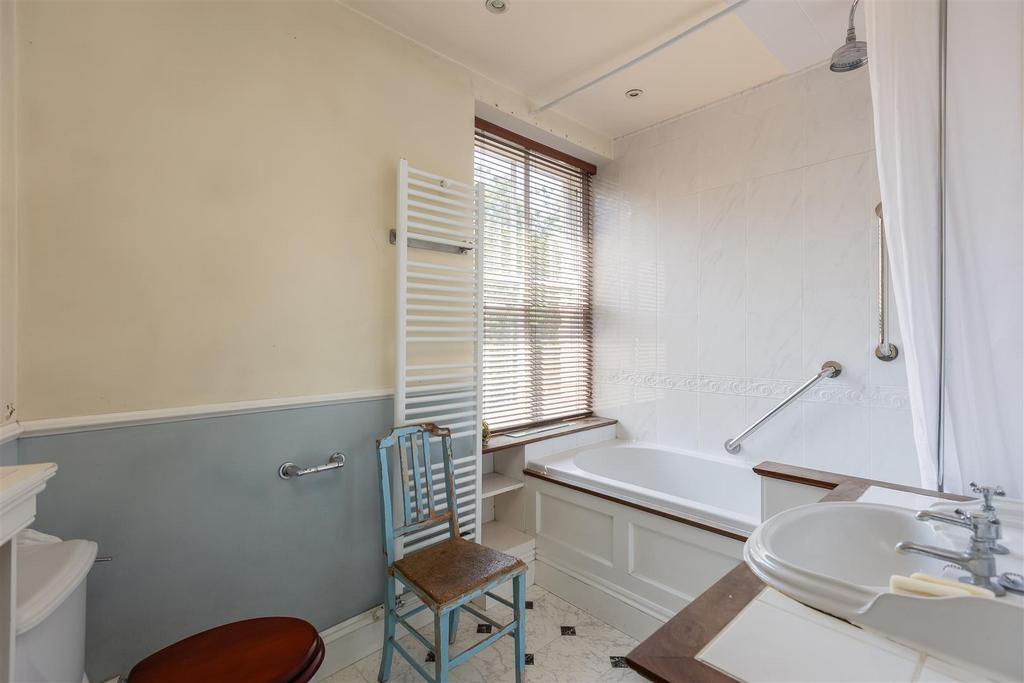 Undercliffe 1 Bathroom.jpg