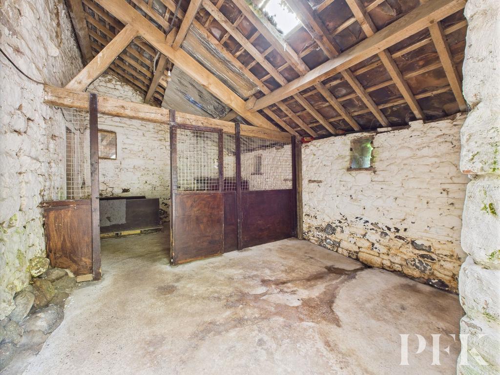 Barn Kennel