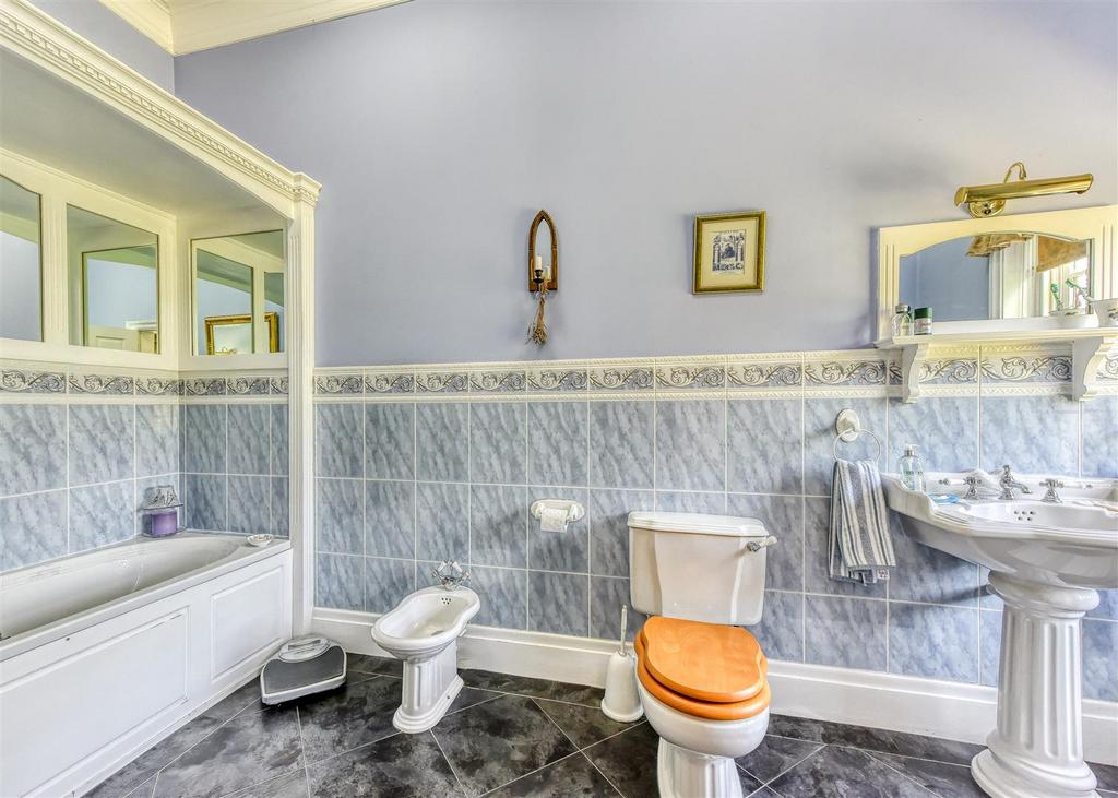 Ashfield House-bed1 ensuite.jpg