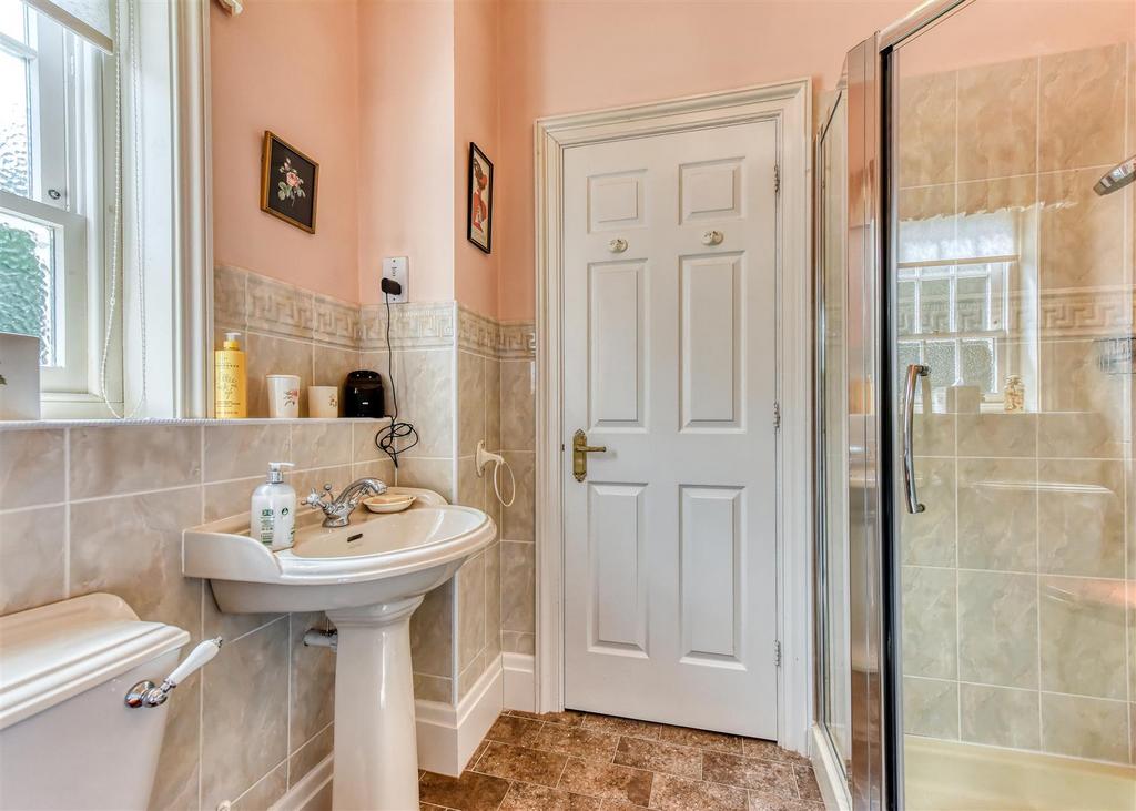 Ashfield House-bed2 ensuite2.jpg