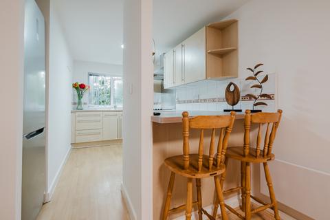 4 bedroom flat to rent, Ellerslie Court, M14 5RH