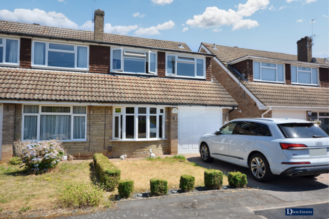 32 Thorncroft, Hornchurch, RM11 1EU
