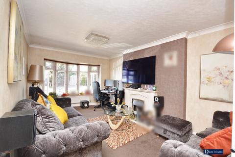 32 Thorncroft, Hornchurch, RM11 1EU