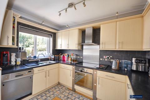 32 Thorncroft, Hornchurch, RM11 1EU