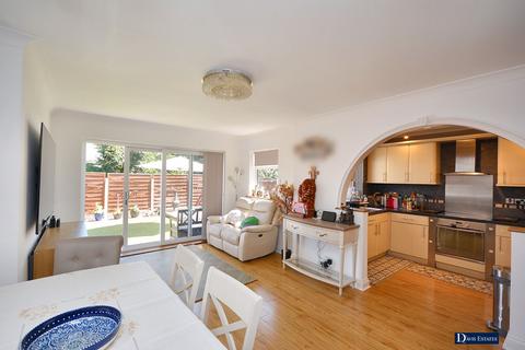 32 Thorncroft, Hornchurch, RM11 1EU