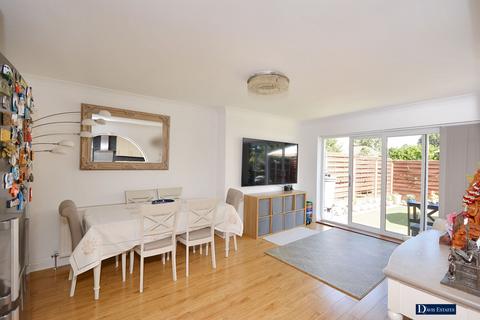 32 Thorncroft, Hornchurch, RM11 1EU