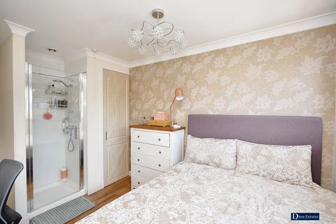 32 Thorncroft, Hornchurch, RM11 1EU