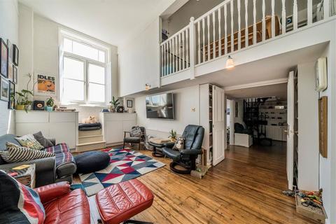 2 bedroom flat for sale, Gathorne Street, London E2