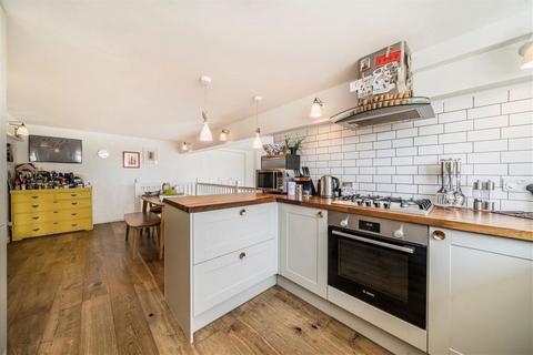 2 bedroom flat for sale, Gathorne Street, London E2