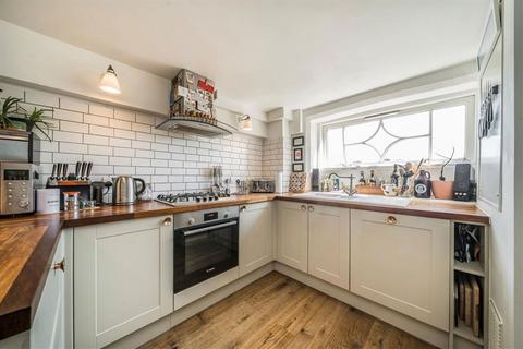 2 bedroom flat for sale, Gathorne Street, London E2