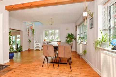 5 bedroom chalet for sale, The Front, St. Margarets Bay CT15