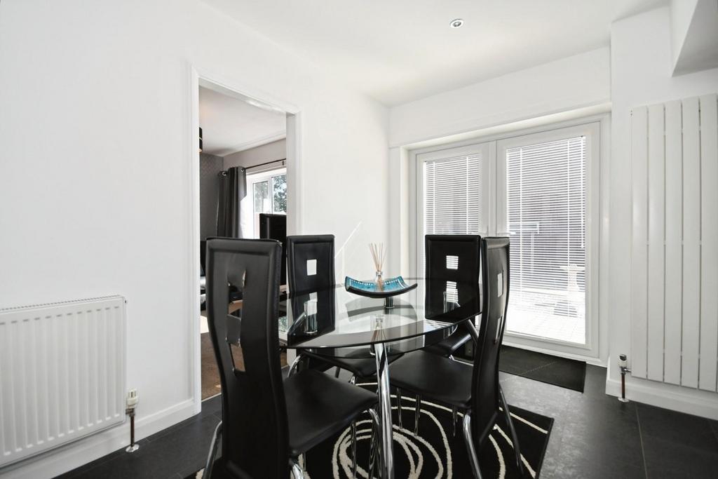 DINING ROOM.jpg