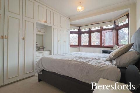 3 bedroom end of terrace house for sale, Swan Avenue, Upminster, RM14
