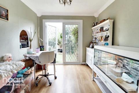 48 Retford Road, Romford, RM3 9NB