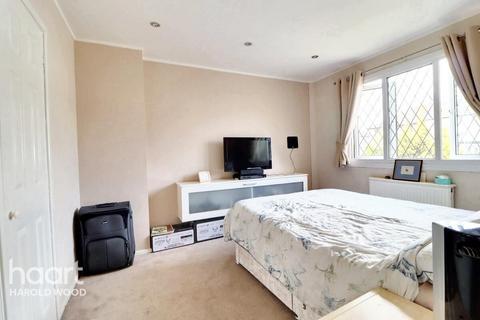 48 Retford Road, Romford, RM3 9NB