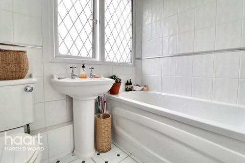 48 Retford Road, Romford, RM3 9NB