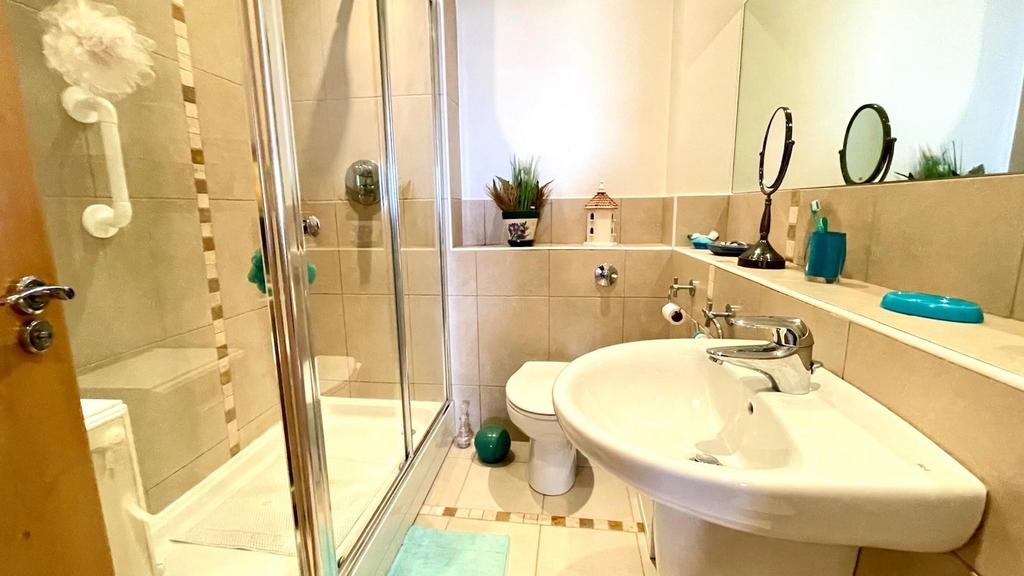 En suite three piece shower room