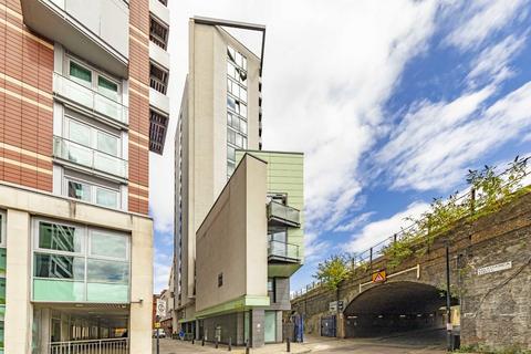 1 bedroom flat to rent, Salamanca Place, London SE1
