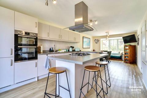 18 Wallis Drive, Streethay, Lichfield, WS13 8WR