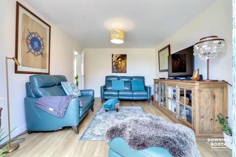 18 Wallis Drive, Streethay, Lichfield, WS13 8WR