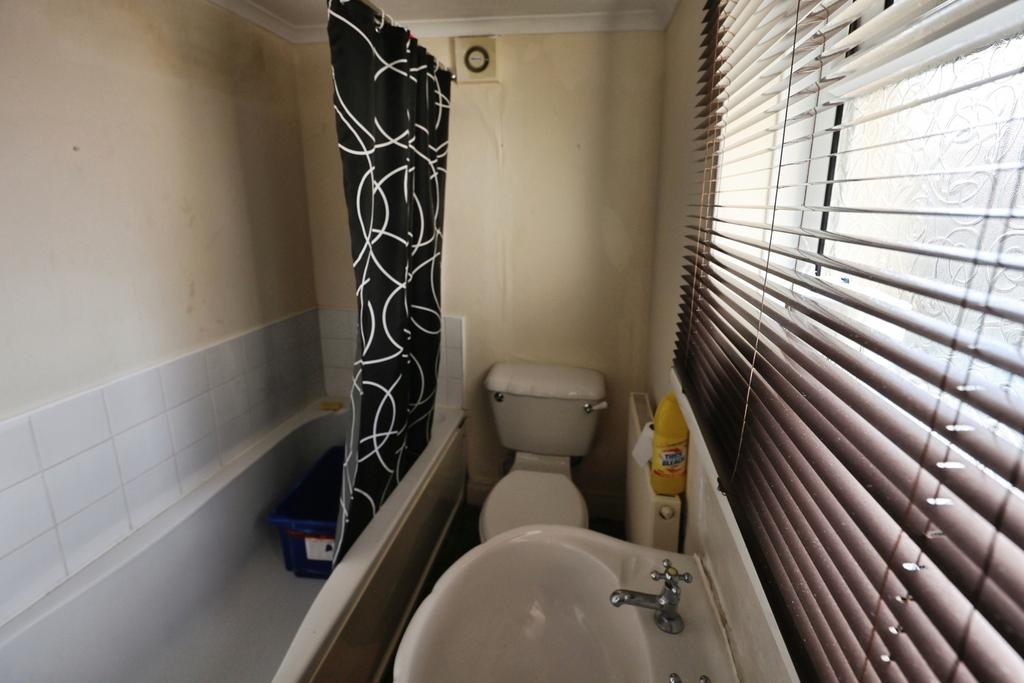 Pbox-bathroom-319324.JPG