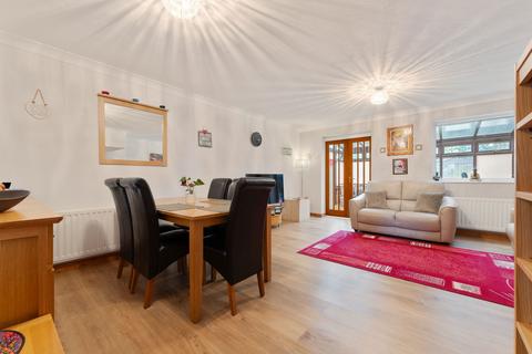 11 Bishops Mead, Laverstock, Salisbury, SP1 1RU