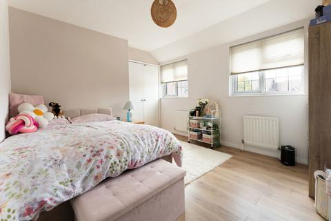11 Bishops Mead, Laverstock, Salisbury, SP1 1RU